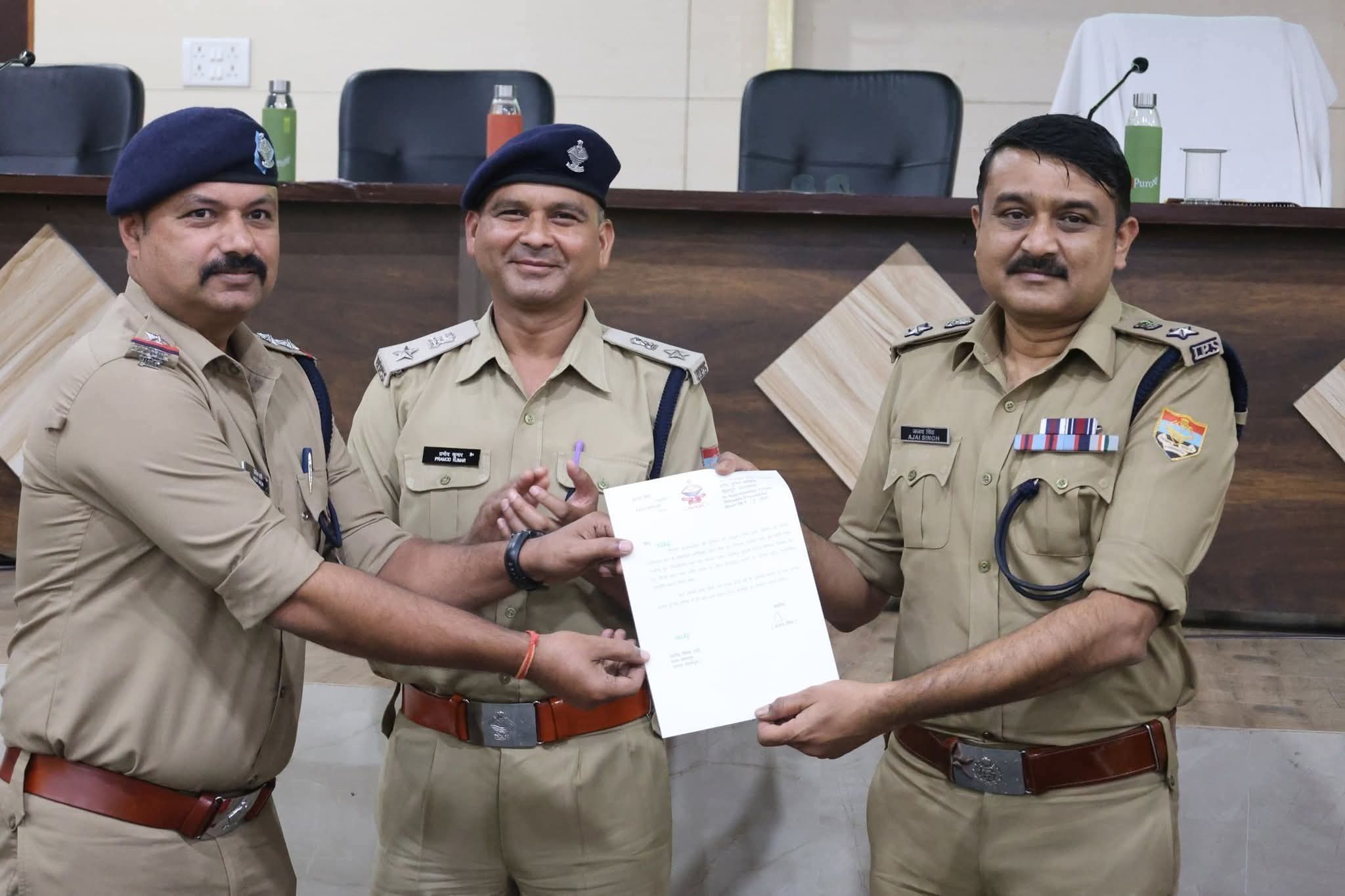 उत्कृष्ट सेवा का सम्मान: धर्मावाला चौकी प्रभारी उपनिरीक्षक विवेक राठी को एसएसपी देहरादून ने किया सम्मानित